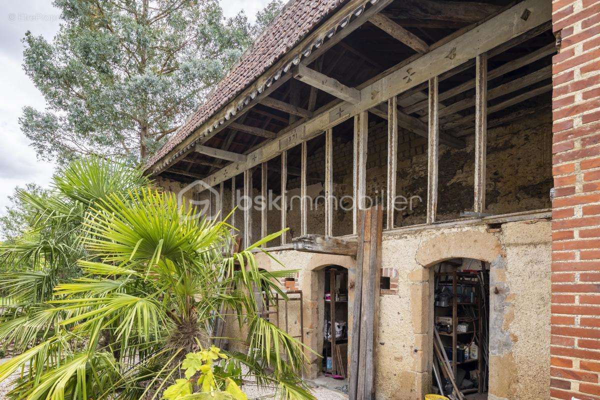 Maison à VILLECOMTAL-SUR-ARROS