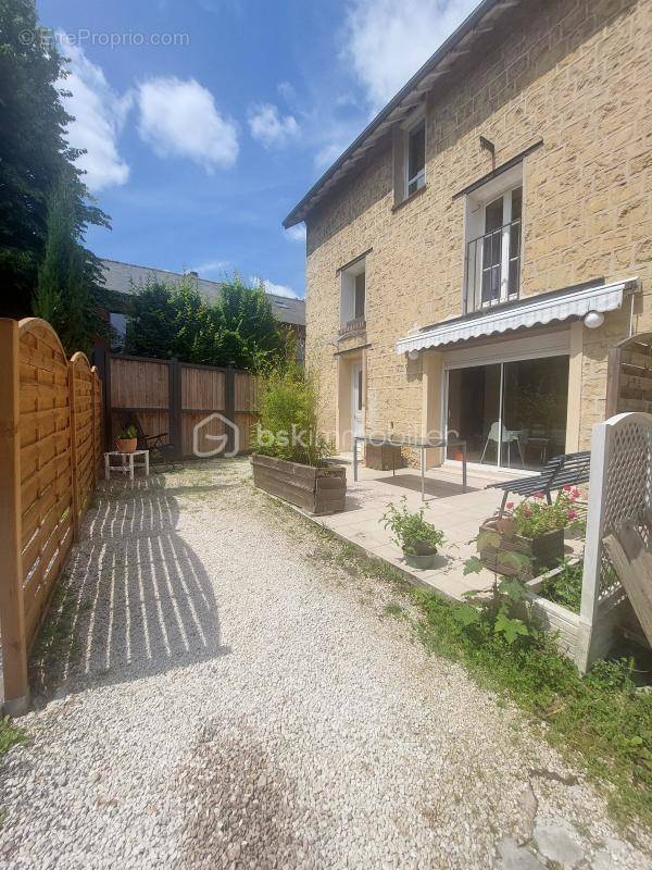 Maison à JOUY-LE-MOUTIER