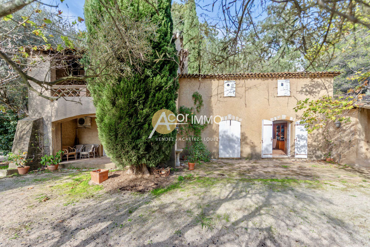 Maison à LE REVEST-LES-EAUX