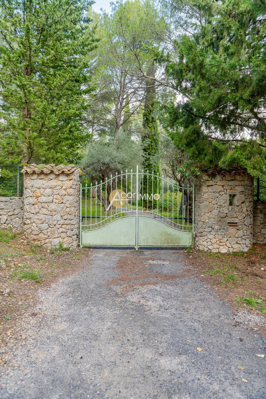 Maison à LE REVEST-LES-EAUX