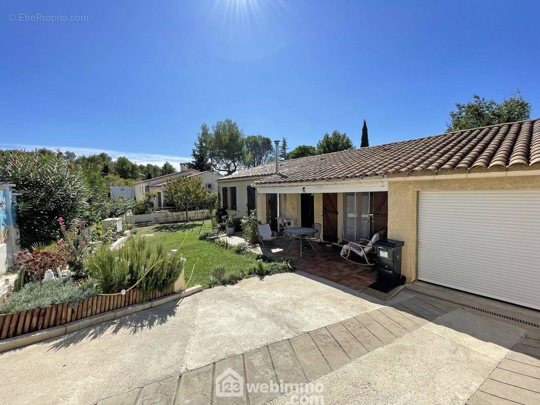 Vue de la façade de la maison avec l&#039;accès garage. - Maison à PARADOU