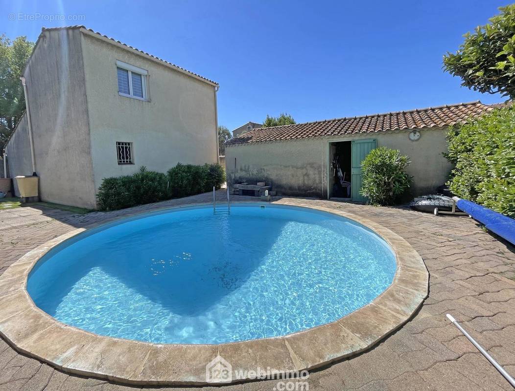 La maison dispose d&#039;une piscine... - Maison à LE PONTET