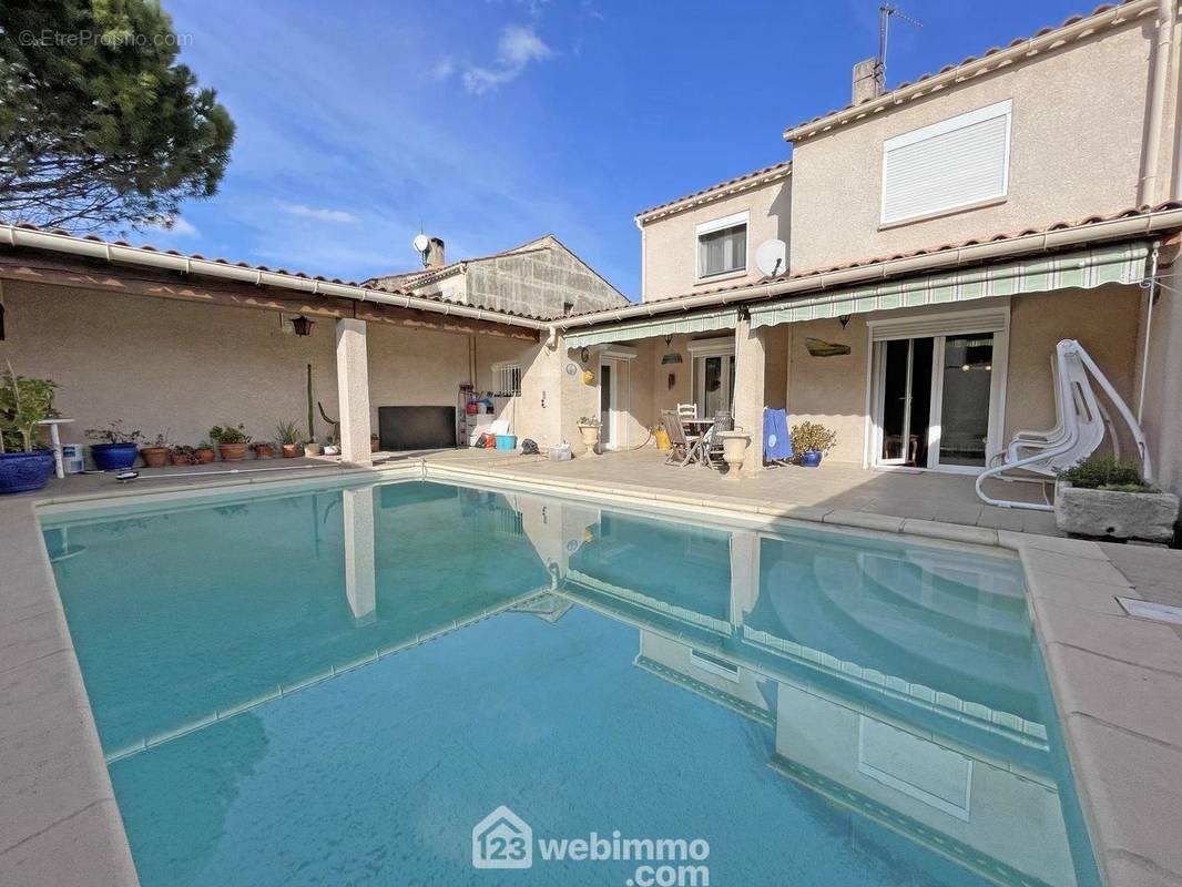 La maison dispose d&#039;un jardin avec piscine. - Maison à SAINT-REMY-DE-PROVENCE