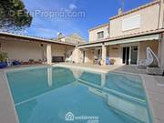 La maison dispose d&#039;un jardin avec piscine. - Maison à SAINT-REMY-DE-PROVENCE