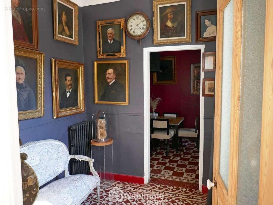 A droite de l&#039;entrée, un petit salon. - Maison à AVIGNON