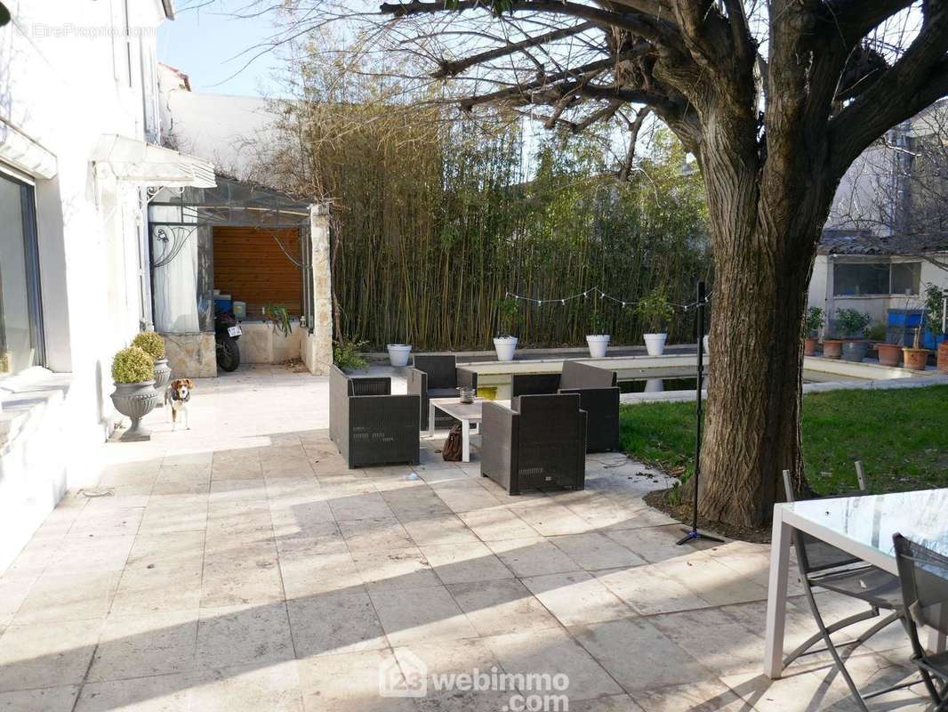 La grande terrasse plein sud avec le jardin sans vis-à-vis. - Maison à AVIGNON