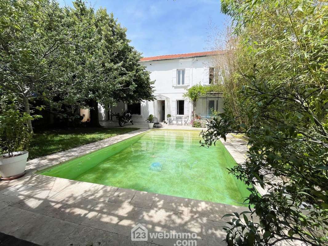 Vue de la façade sud de la maison avec la piscine. - Maison à AVIGNON