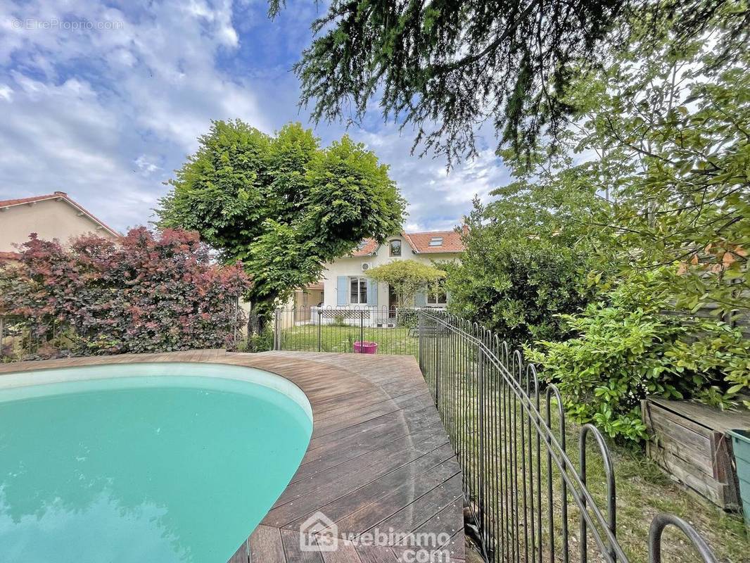 Vue de la façade sud de la maison qui dispose d&#039;une piscine. - Maison à VEDENE