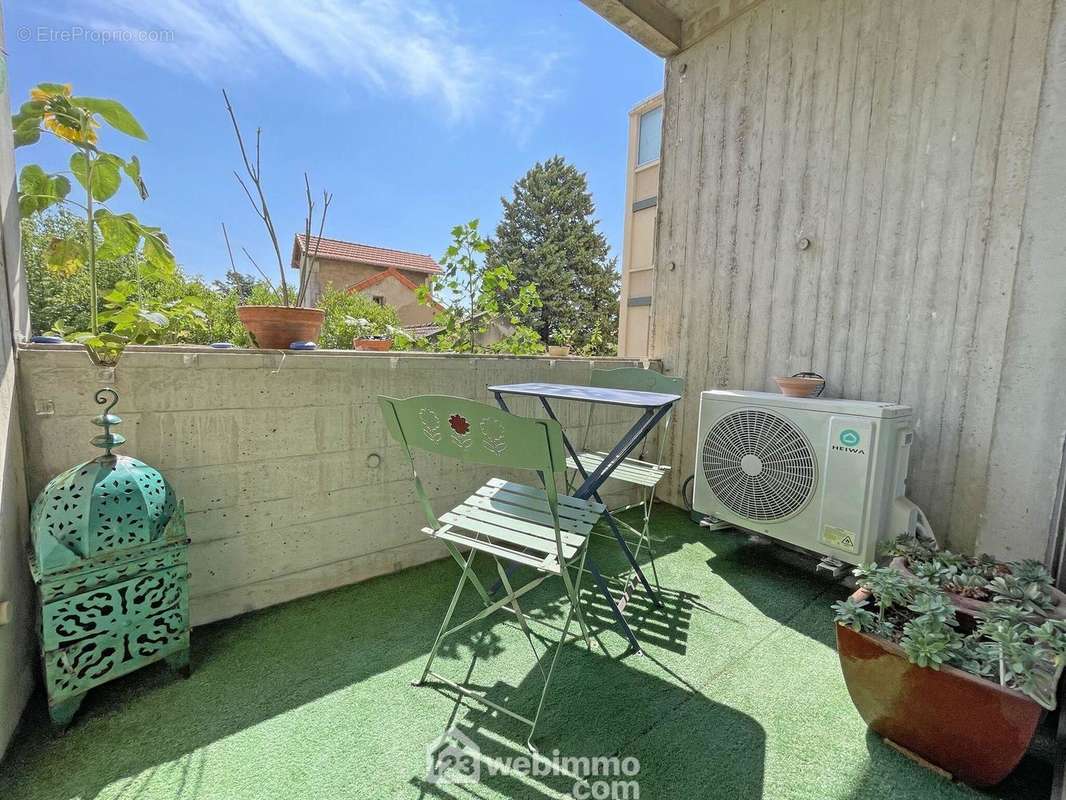 L&#039;appartement dispose d&#039;un balcon avec vue dégagée. - Appartement à AVIGNON