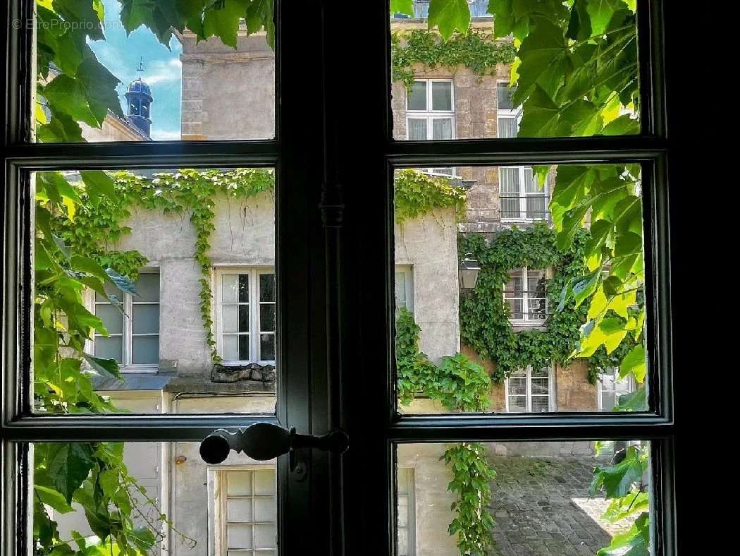 Appartement à PARIS-3E