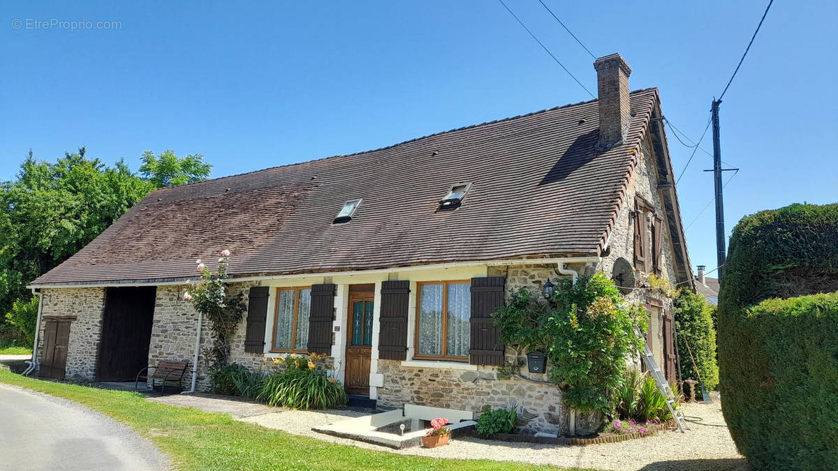 Le facade - Maison à SAINT-PAUL-LA-ROCHE