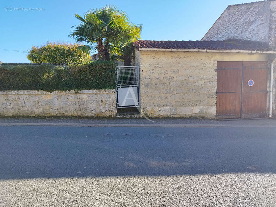 Maison à SAINT-GEORGES-DES-COTEAUX