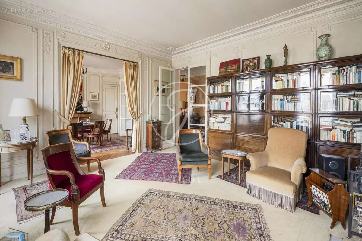 Appartement à PARIS-16E