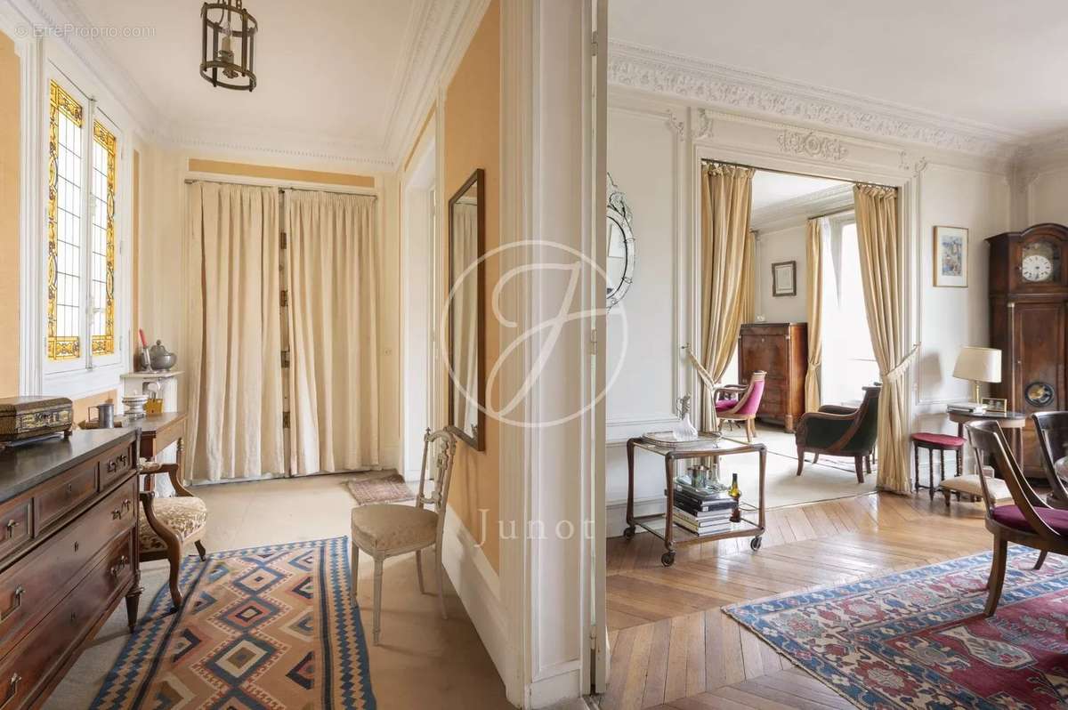 Appartement à PARIS-16E