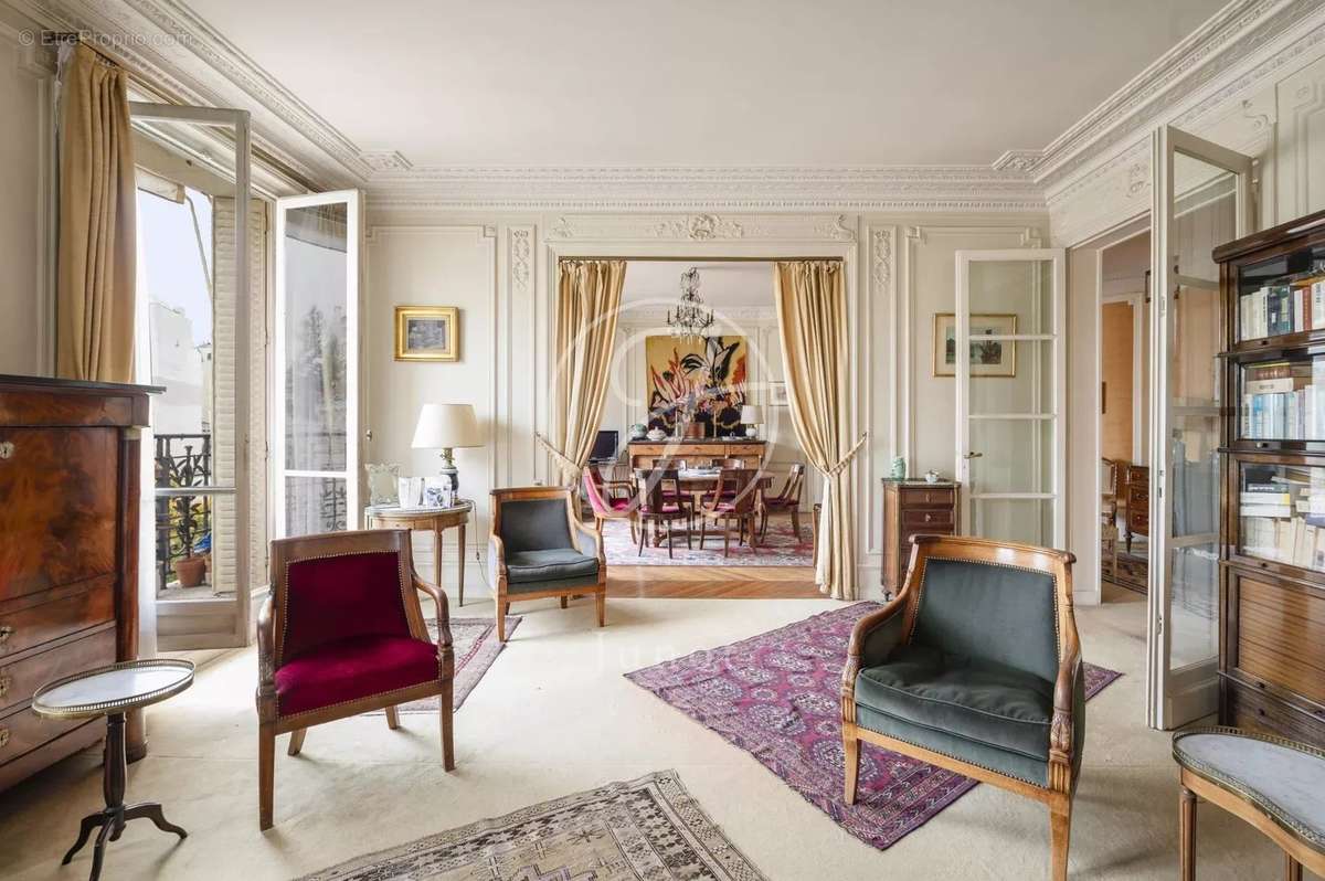 Appartement à PARIS-16E