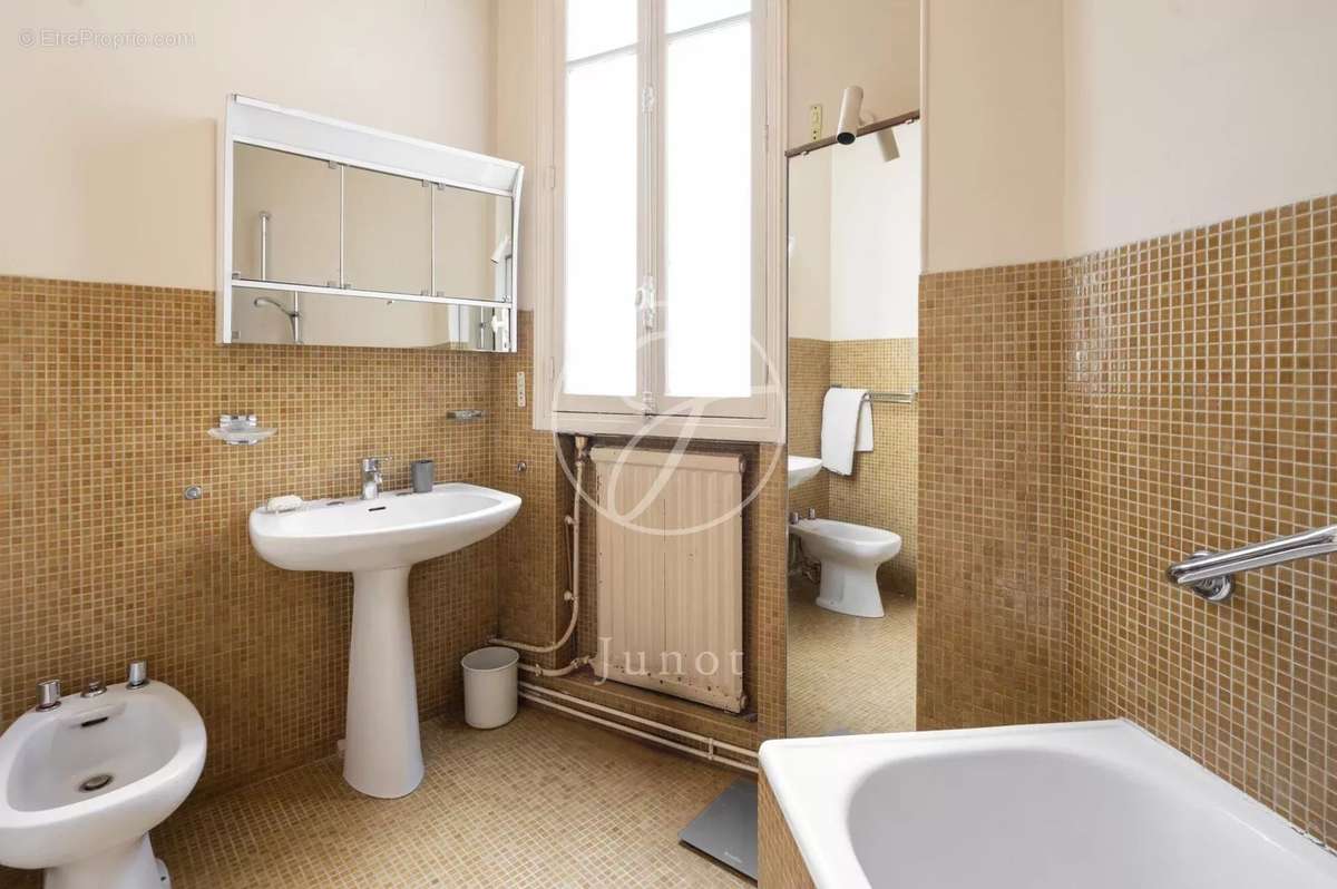 Appartement à PARIS-16E