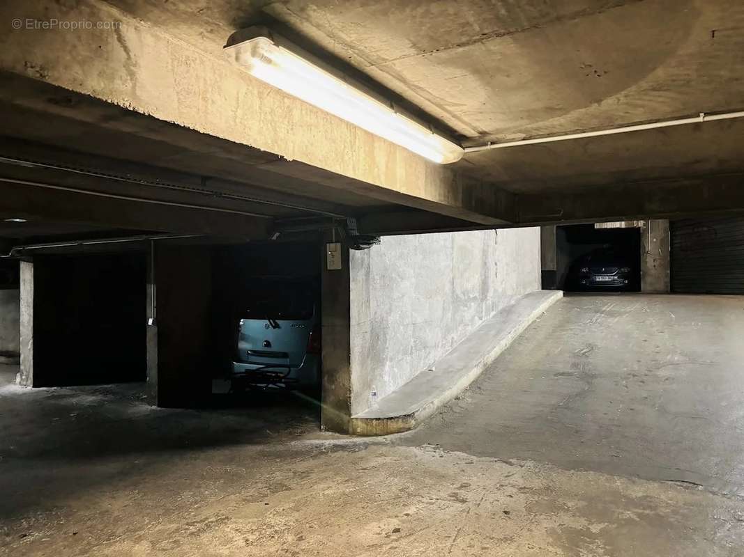 Parking à PARIS-4E