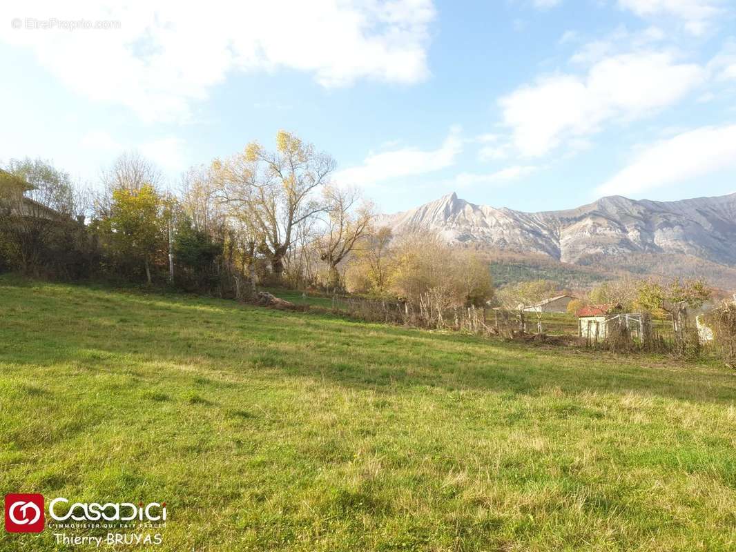 Terrain à SAINT-LAURENT-DU-CROS