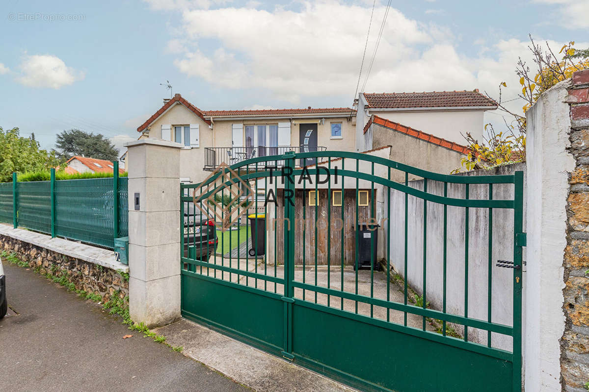 Maison à SAINTE-GENEVIEVE-DES-BOIS