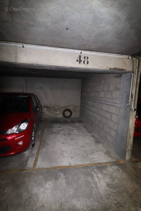 Parking à PARIS-18E