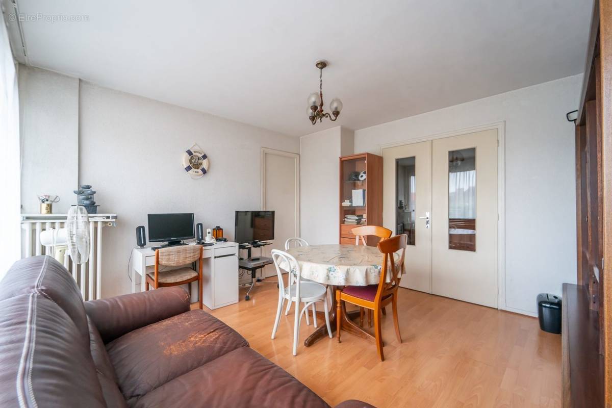 Appartement à LES PAVILLONS-SOUS-BOIS