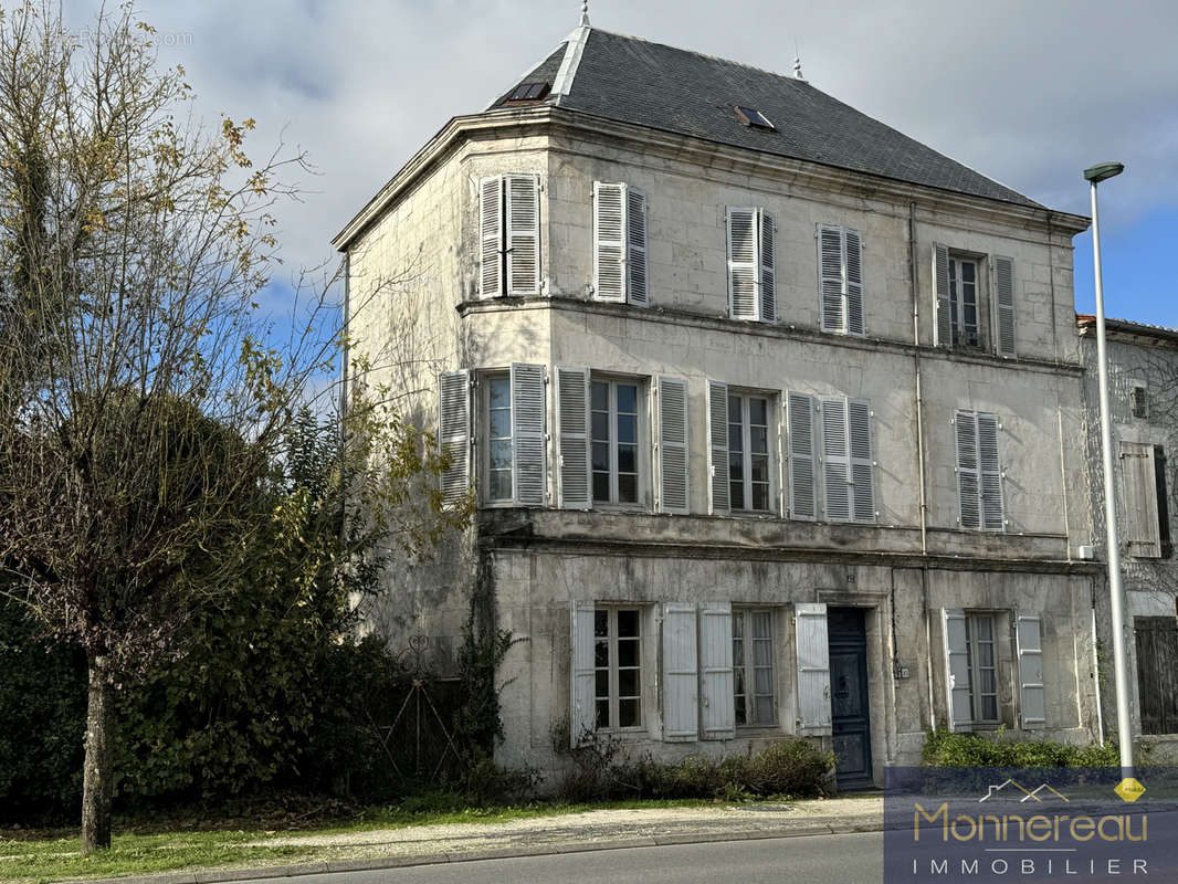 Maison à BARBEZIEUX-SAINT-HILAIRE