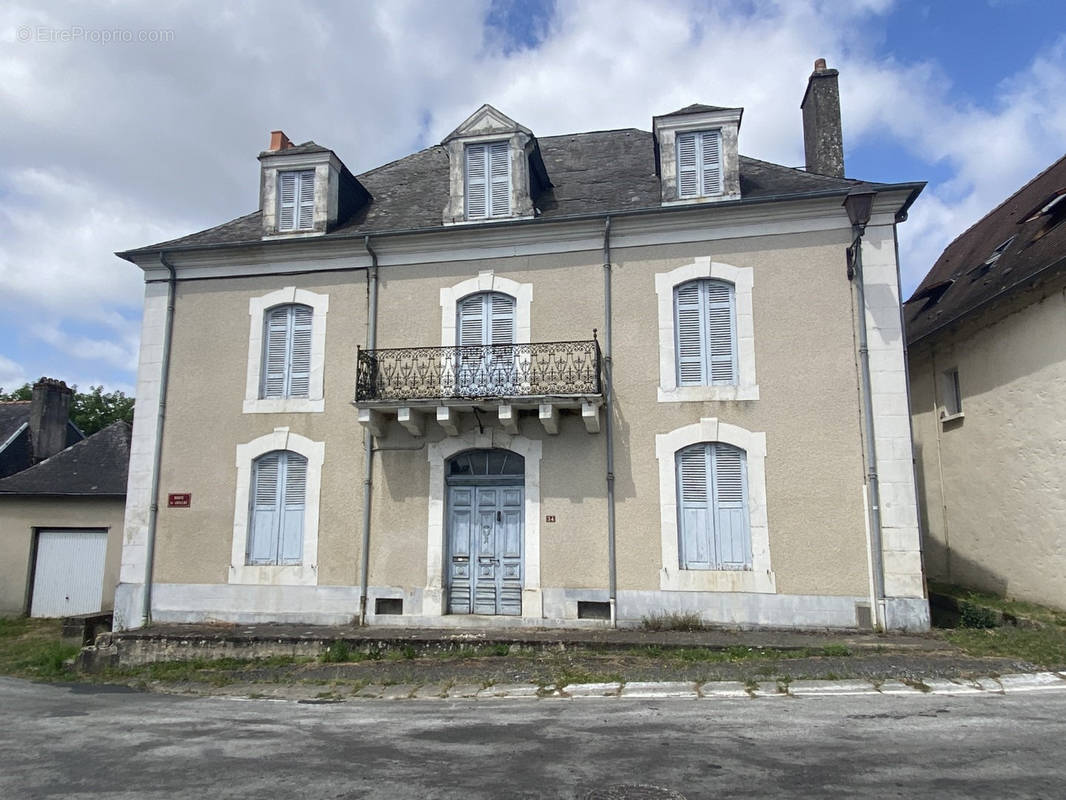 Maison à SAINT-CYR-LES-CHAMPAGNES