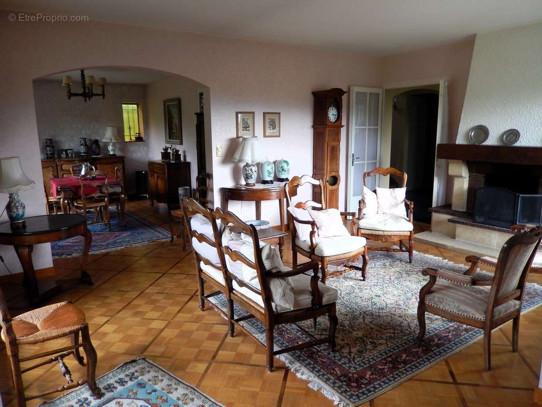 Propriété à vendre à Vétraz-Monthoux Salon Salle à Manger - Maison à VETRAZ-MONTHOUX