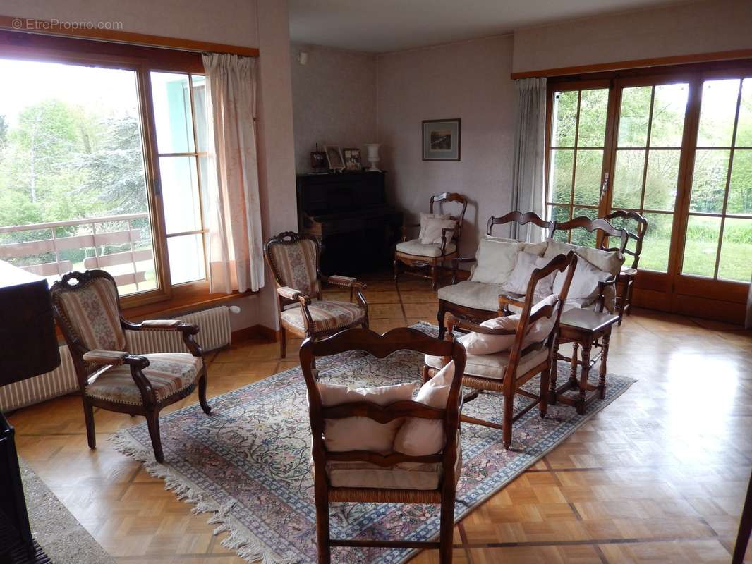 Propriété à vendre à Vétraz-Monthoux Salon - Maison à VETRAZ-MONTHOUX