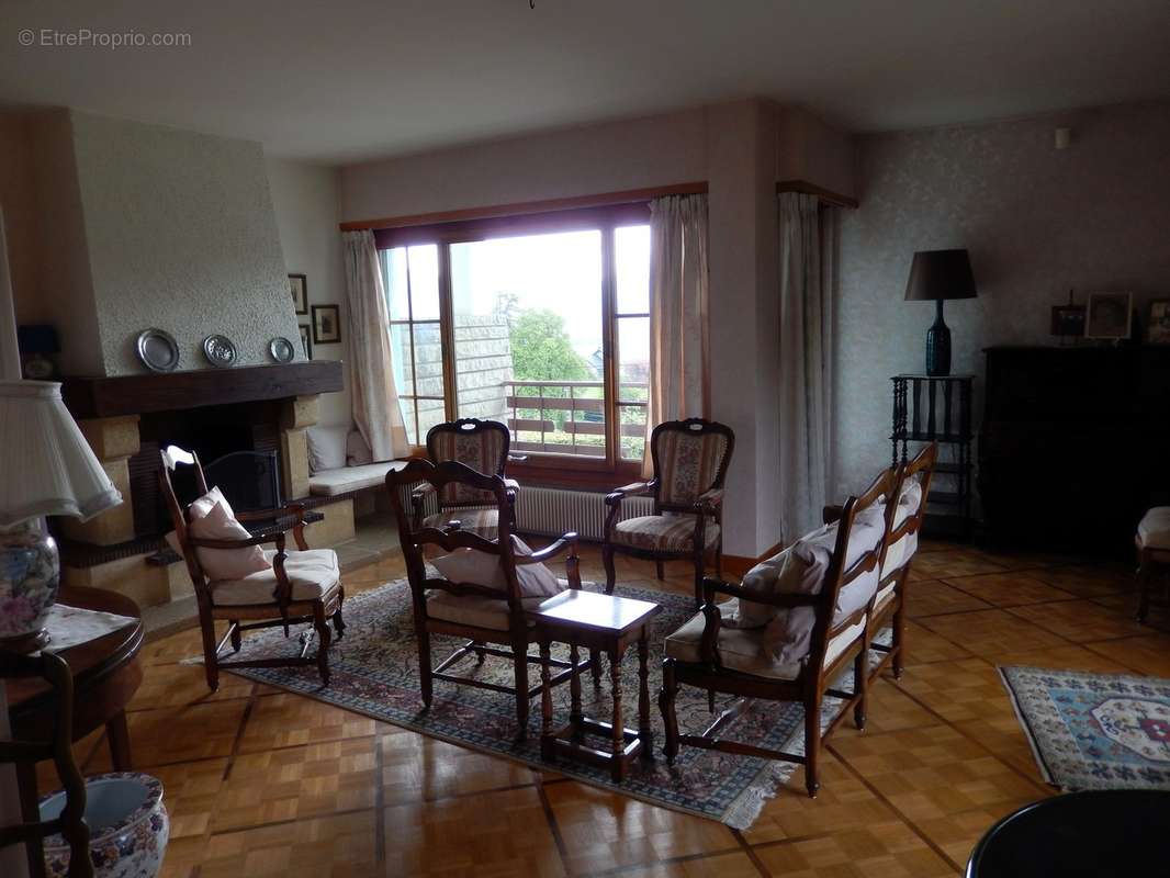 Propriété à vendre à Vétraz-Monthoux Salon - Maison à VETRAZ-MONTHOUX