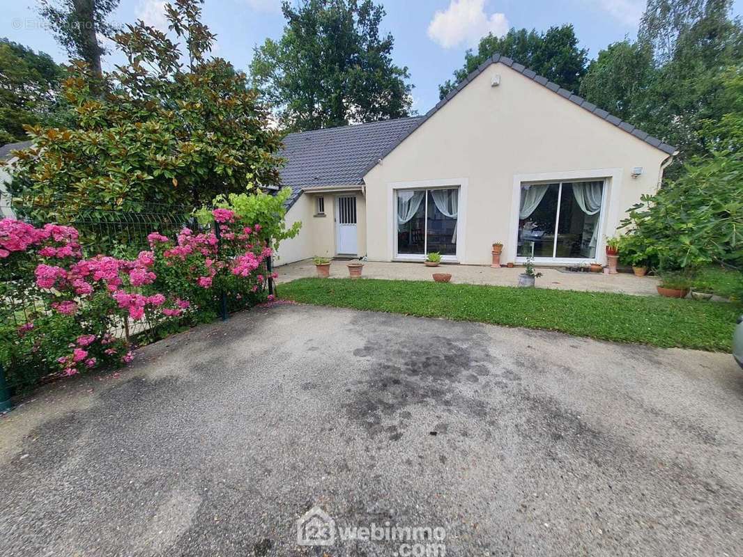 Venez découvrir cette belle maison de 120 m² habitables ! - Maison à DAMMARIE-LES-LYS