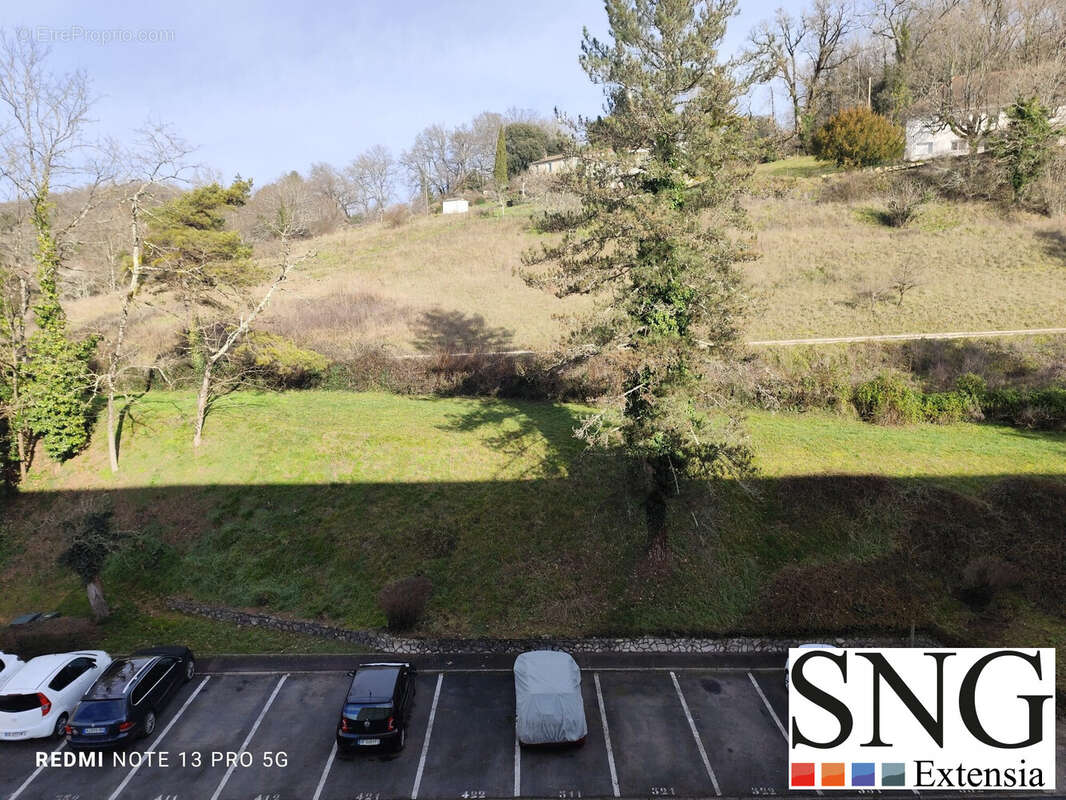 Vue de la Cuisine et  de la chamabre - Appartement à PERIGUEUX