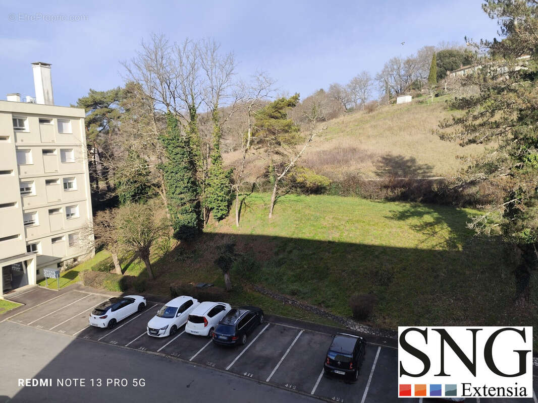 Vue de la Cuisine et de la chambrte - Appartement à PERIGUEUX