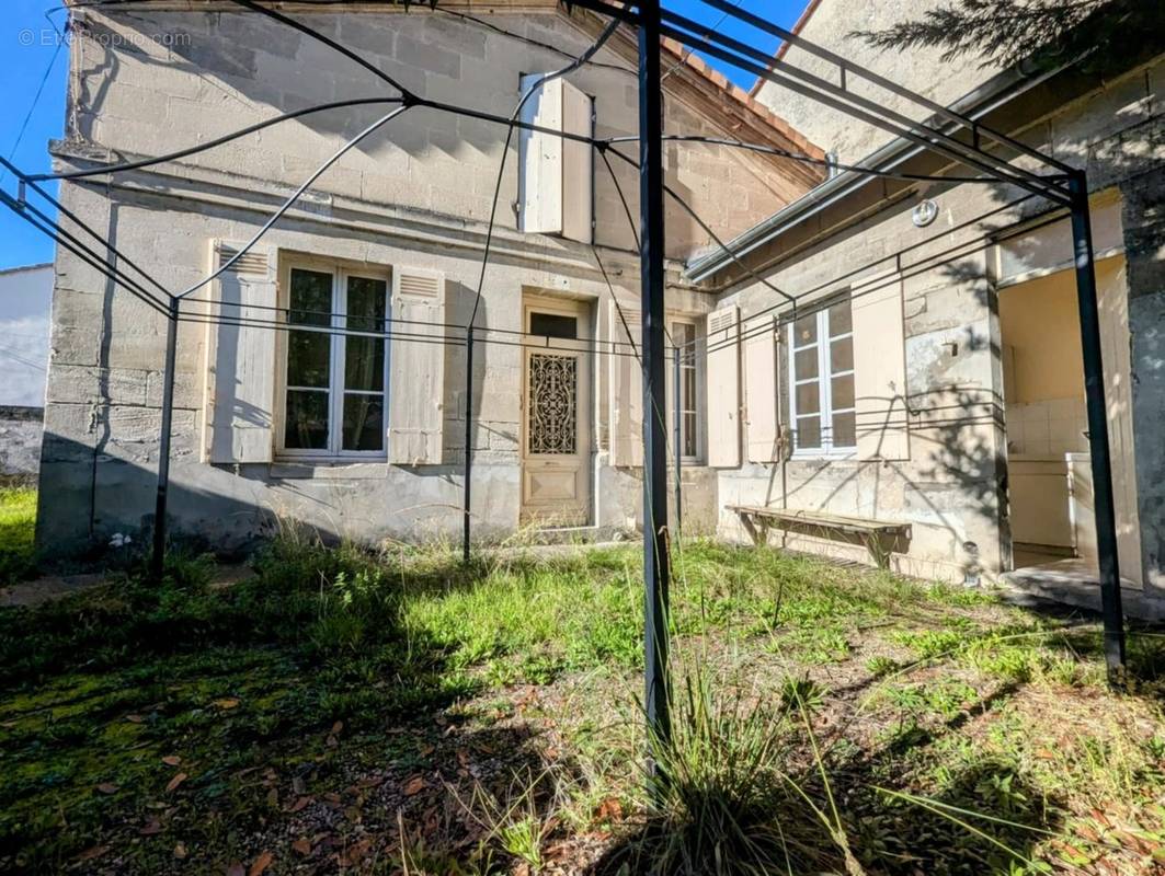 entrée avec jardin  - Maison à COUTRAS