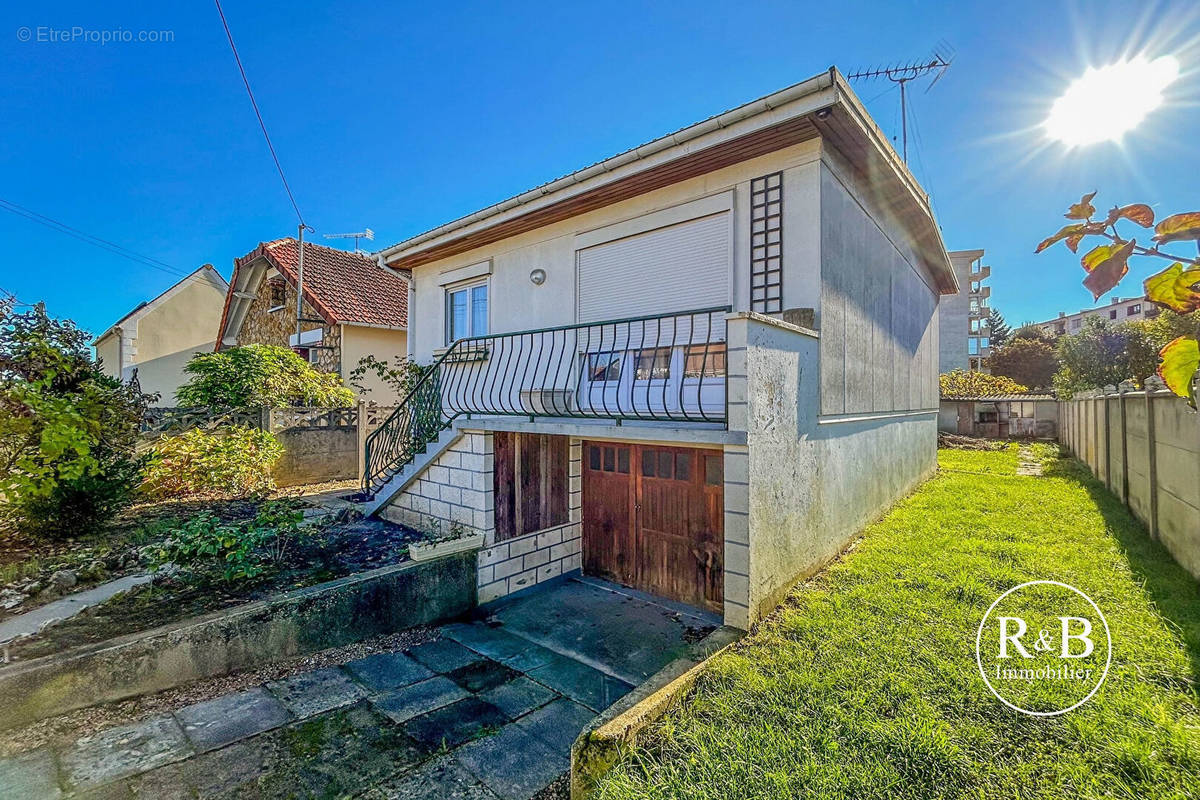 Appartement à LES CLAYES-SOUS-BOIS