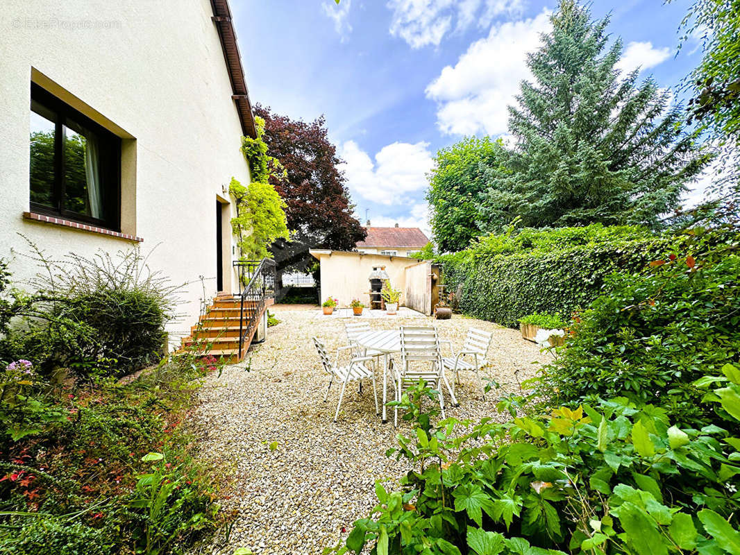 Maison à LAROCHE-SAINT-CYDROINE