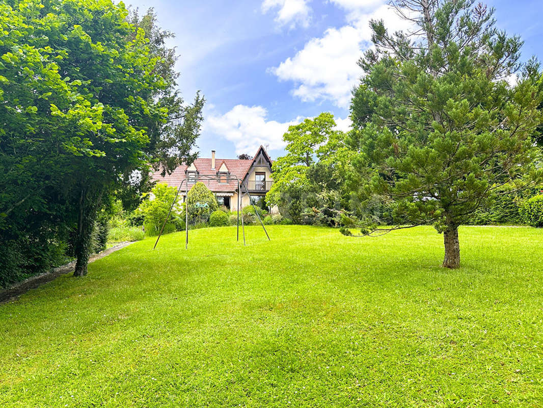 Maison à LAROCHE-SAINT-CYDROINE