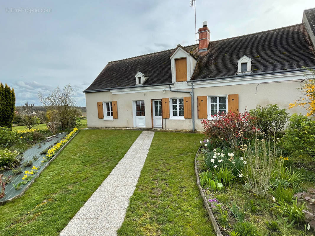 Maison à AZAY-LE-FERRON