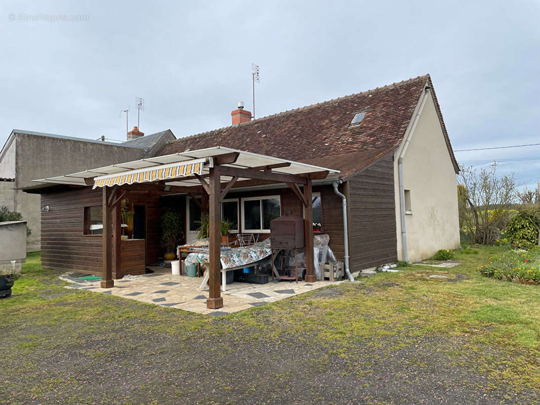 Maison à AZAY-LE-FERRON