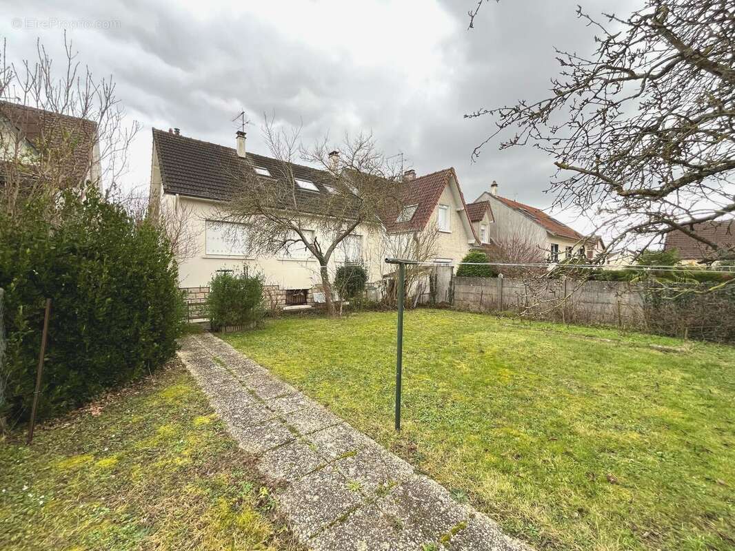 Maison à LES CLAYES-SOUS-BOIS