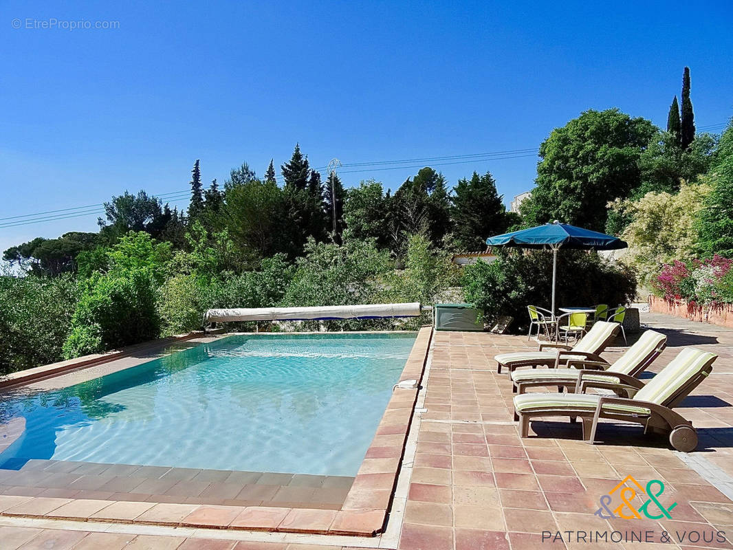 Piscine vue de la cuisine - Maison à BEAUCAIRE