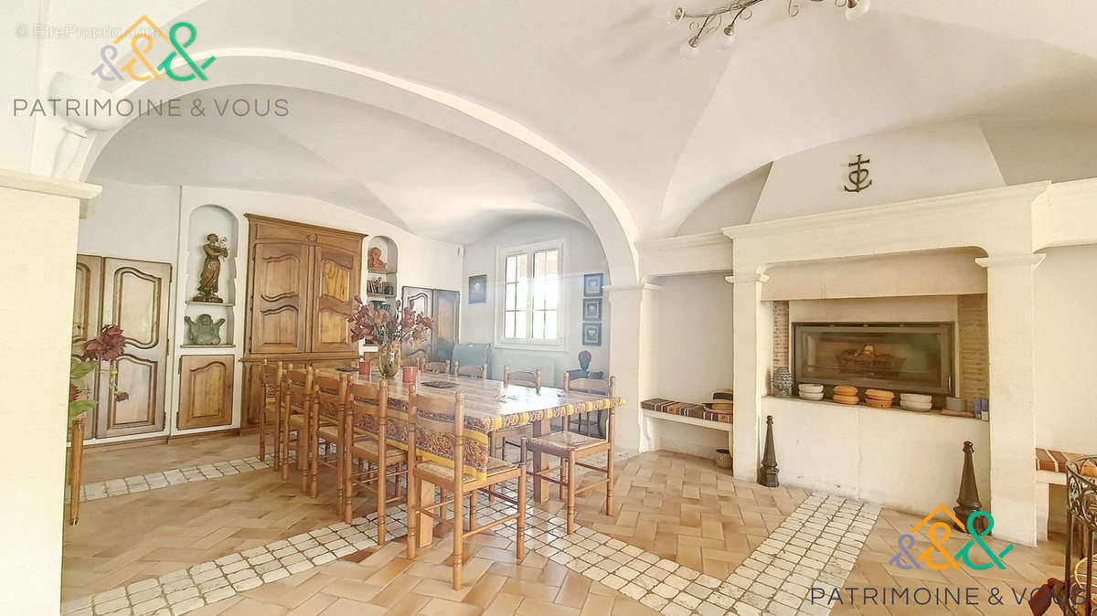 Salle à manger avec cheminée - Maison à BEAUCAIRE