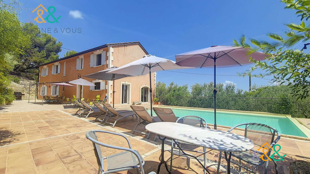 Vue de la maison et la piscine face nord - Maison à BEAUCAIRE