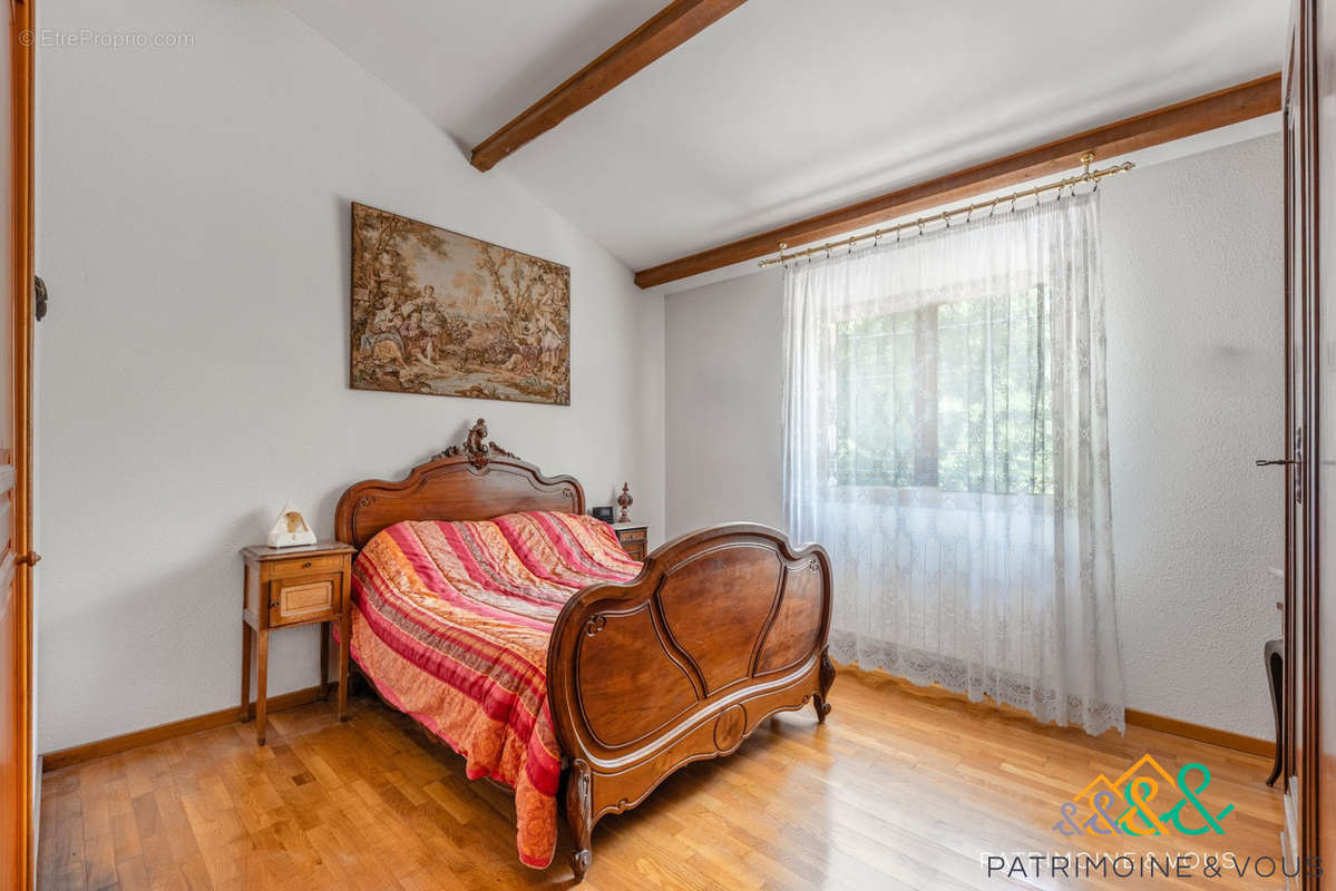 Chambre avec armoire murale - Maison à NIMES