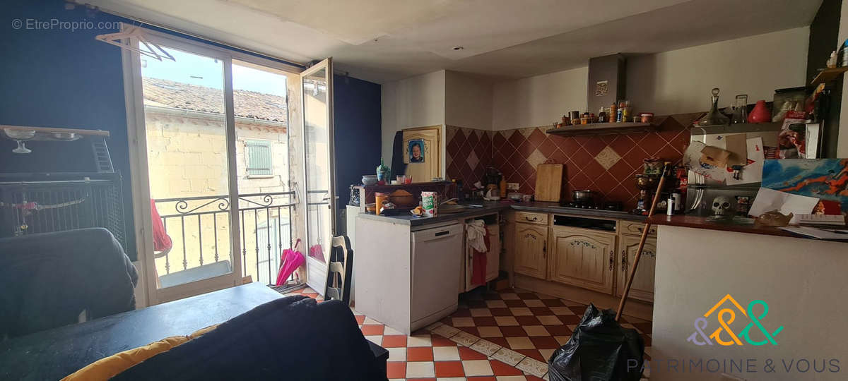 Coin cuisine ouverte sur la salle à manger et le salon du T3 - Appartement à BEAUCAIRE