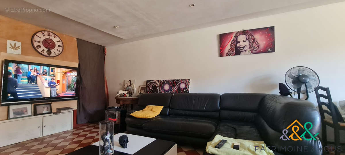 Salon T3 - Appartement à BEAUCAIRE