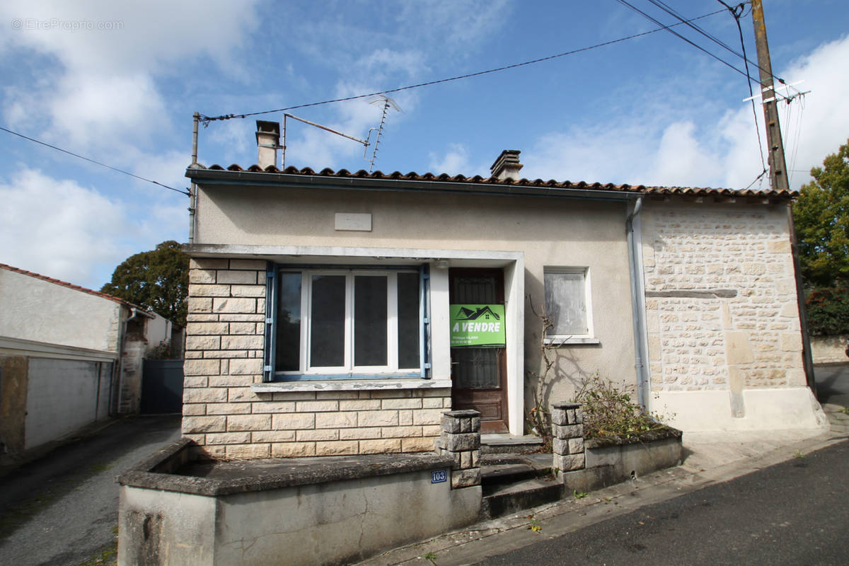 Maison à AUGE-SAINT-MEDARD