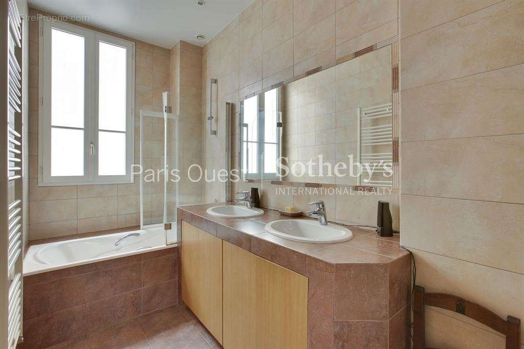 Appartement à PARIS-8E