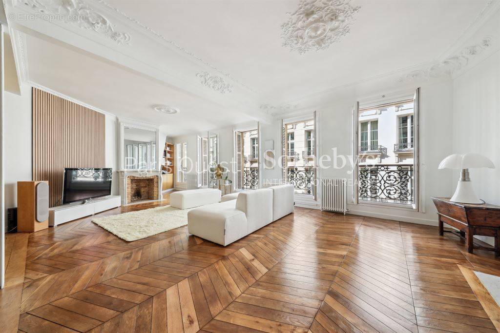 Appartement à PARIS-8E