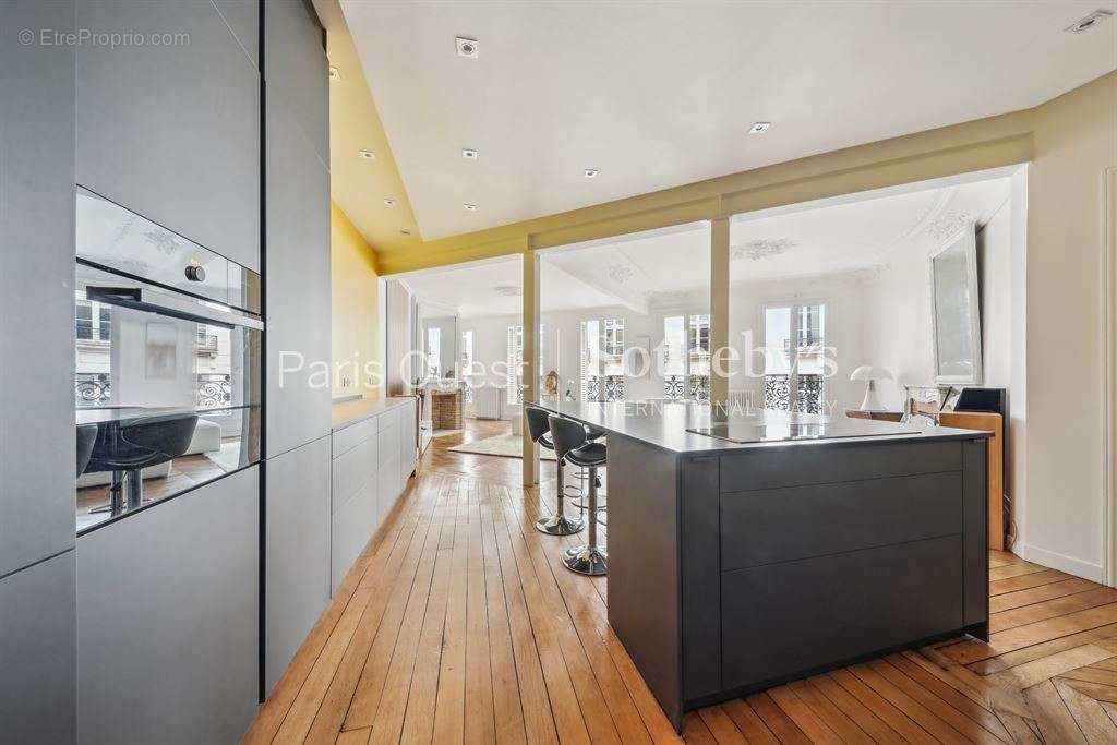 Appartement à PARIS-8E